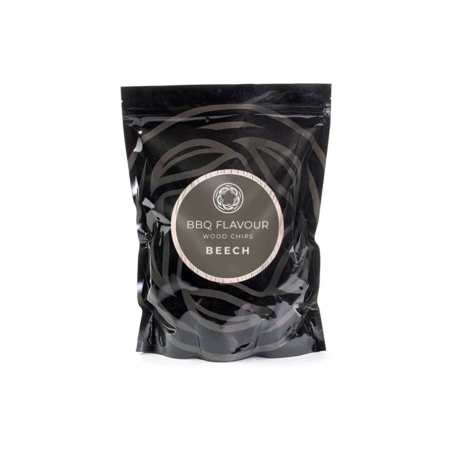 Sac noir de copeaux de bois de hêtre pour aromatiser le barbecue.