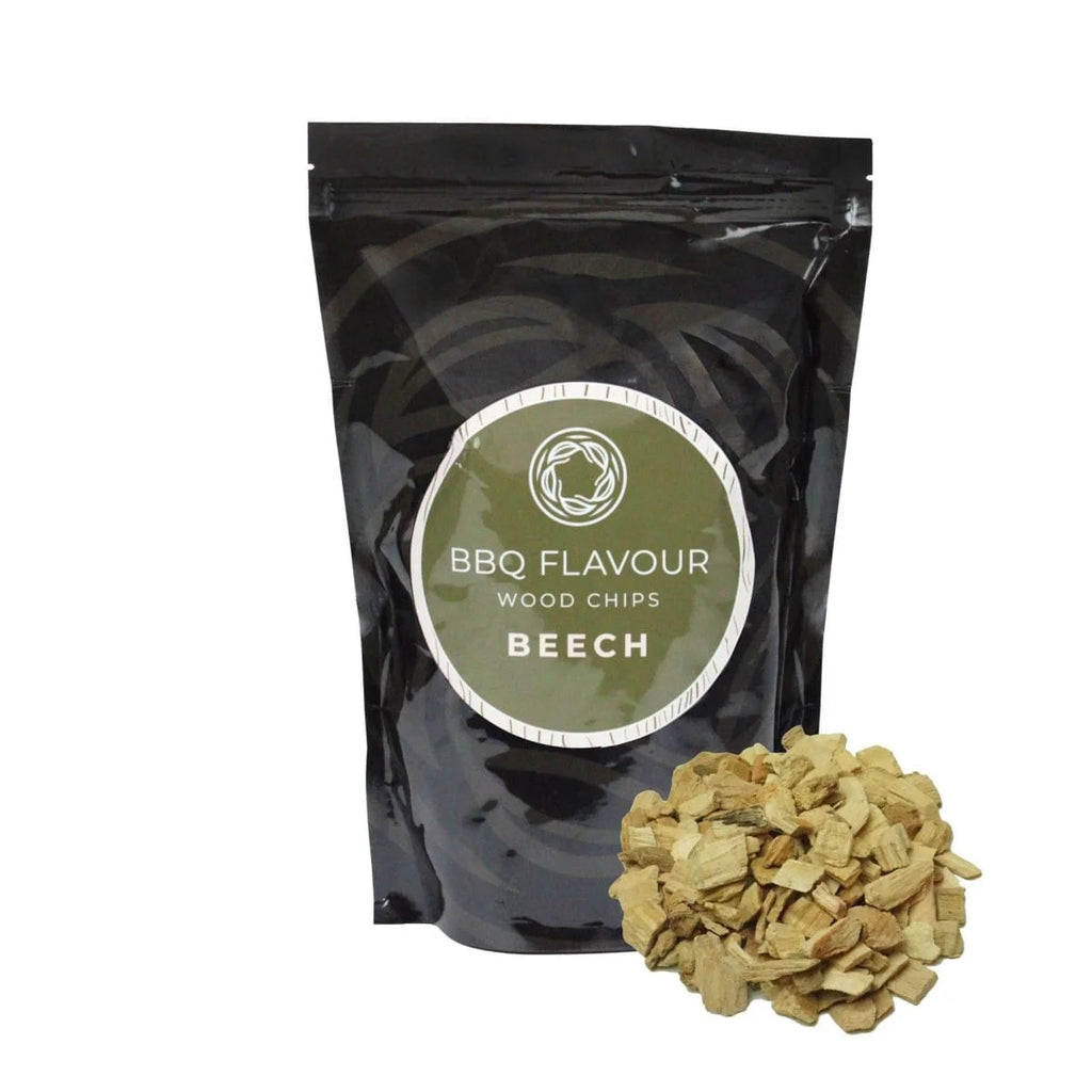 Sac de copeaux de bois de hêtre saveur barbecue avec étiquette verte et fond noir.
