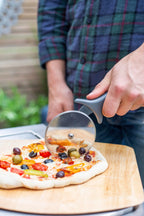 Coupe-pizza à manche gris avec une lame circulaire en acier inoxydable.