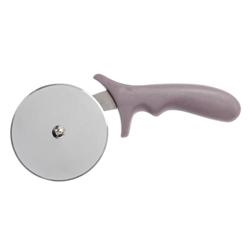 Coupe-pizza à manche en plastique gris avec une lame ronde en acier inoxydable.