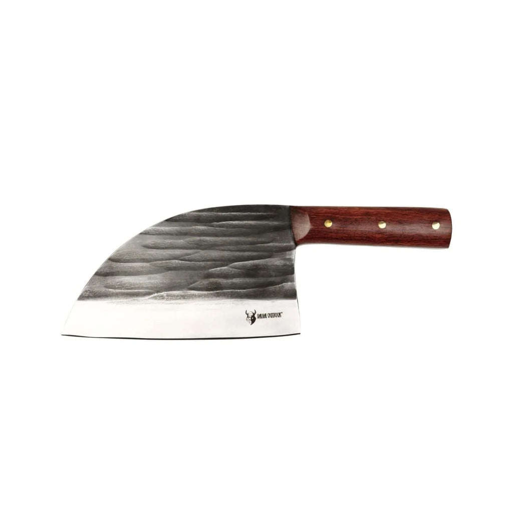 Couteau de chef avec manche en bois et lame en acier damassé, arborant un design japonais traditionnel.