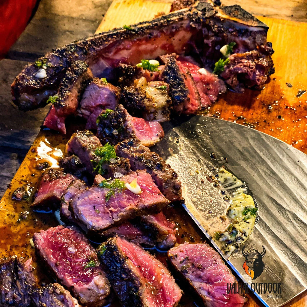 Ensemble de couteaux à steak avec manche noir et lame argentée, conçu pour trancher des steaks saignants.