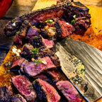 Ensemble de couteaux à steak avec manche noir et lame argentée, conçu pour trancher des steaks saignants.