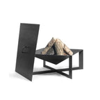Foyer de feu moderne noir avec couvercle à charnière et pieds en forme de X, conçu pour un usage extérieur.
