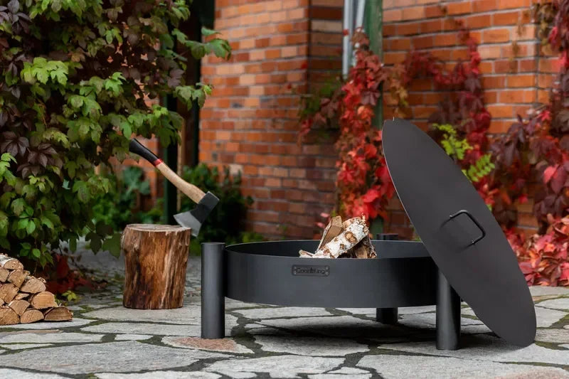 Foyer de feu noir avec couvercle et support à bois, design de cheminée extérieure par Fire Sense.