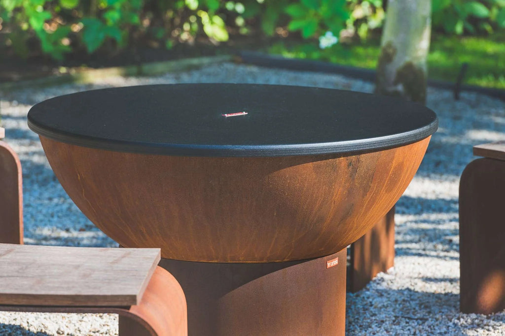 Bol de foyer en acier Corten avec doublure intérieure noire et fini extérieur rouillé.