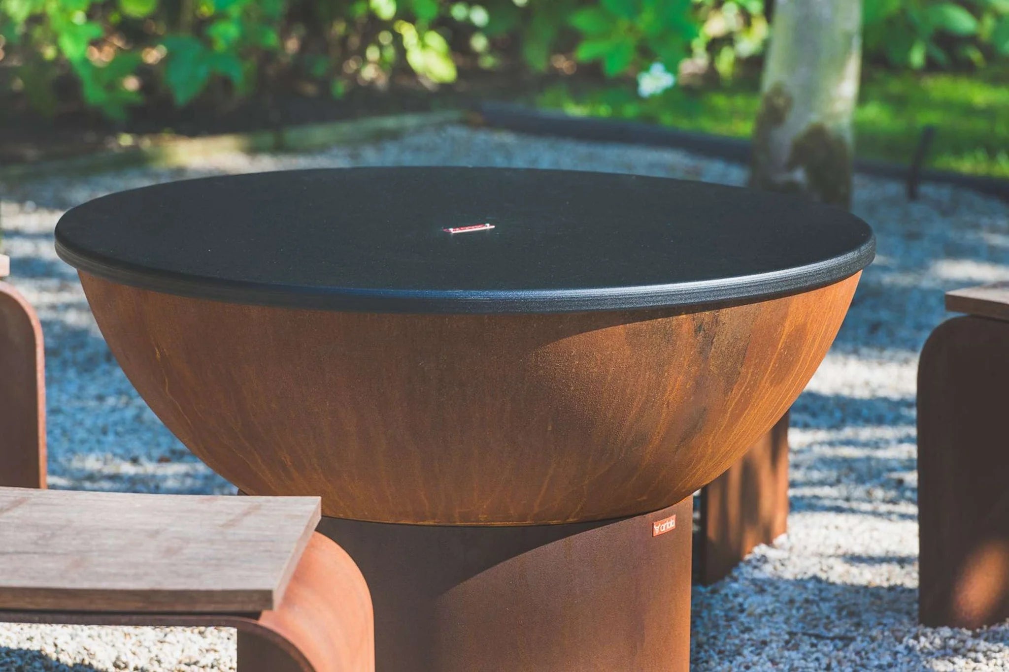 Bol de foyer en acier Corten avec doublure intérieure noire et fini extérieur rouillé.