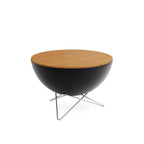 Table basse moderne noire et bois avec pieds chromés.