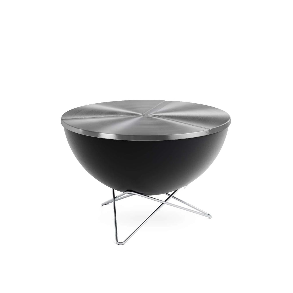 Foyer de feu moderne noir et argent avec un design élégant.