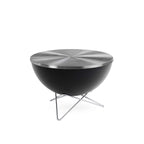 Foyer de feu moderne noir et argent avec un design élégant.