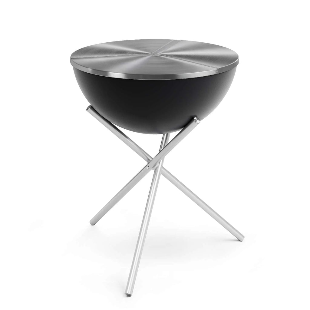 Grill barbecue moderne sur trépied noir et argent avec un design élégant.