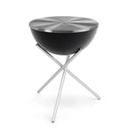 Grill barbecue moderne sur trépied noir et argent avec un design élégant.
