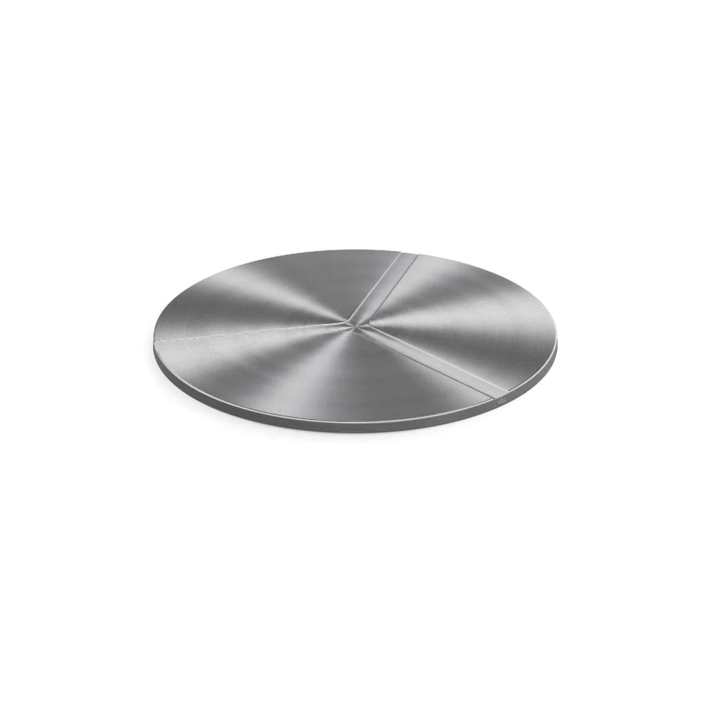 Plateau métallique circulaire en argent avec finition brossée et design de lignes concentriques.
