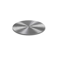 Plateau métallique circulaire en argent avec finition brossée et design de lignes concentriques.
