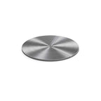 Présentoir à gâteaux circulaire en argent avec finition métal brossé et design de lignes rayonnantes.