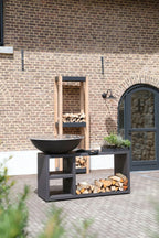 Bol en métal noir pour feu avec un design élégant et moderne repose sur un meuble de rangement extérieur assorti gris foncé.