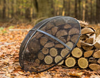 Écran de cheminée extérieur en maille noire avec un cadre en métal robuste et une poignée, conçu pour une utilisation en extérieur.
