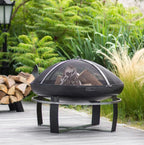 Foyer de feu noir avec couvercle en maille et pieds, design de mobilier de patio extérieur.