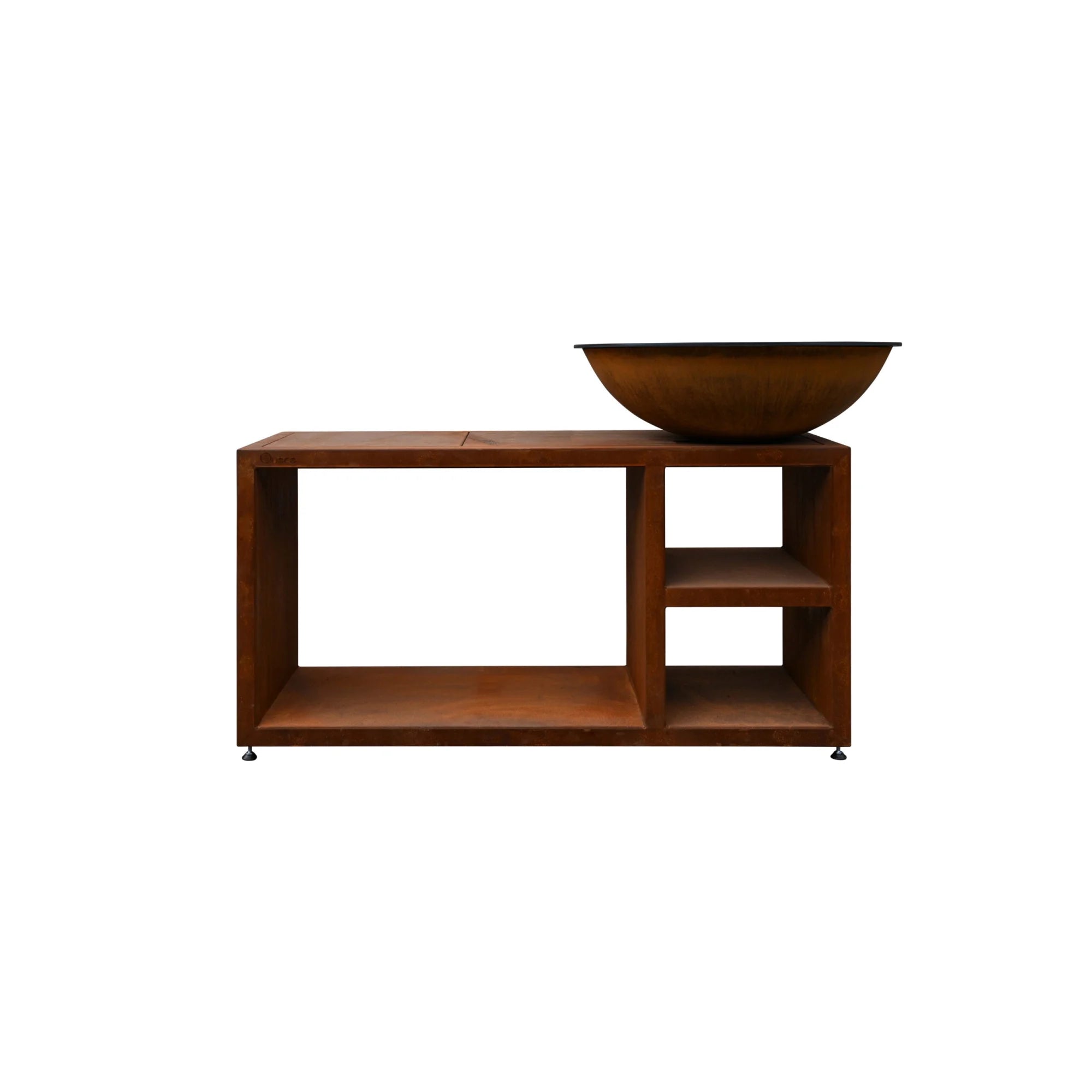 Évier en bol en bronze rustique monté sur une console en bois sombre avec étagères ouvertes.