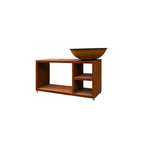 Évier en cuve en cuivre rustique monté sur une console en bois minimaliste avec étagères ouvertes.