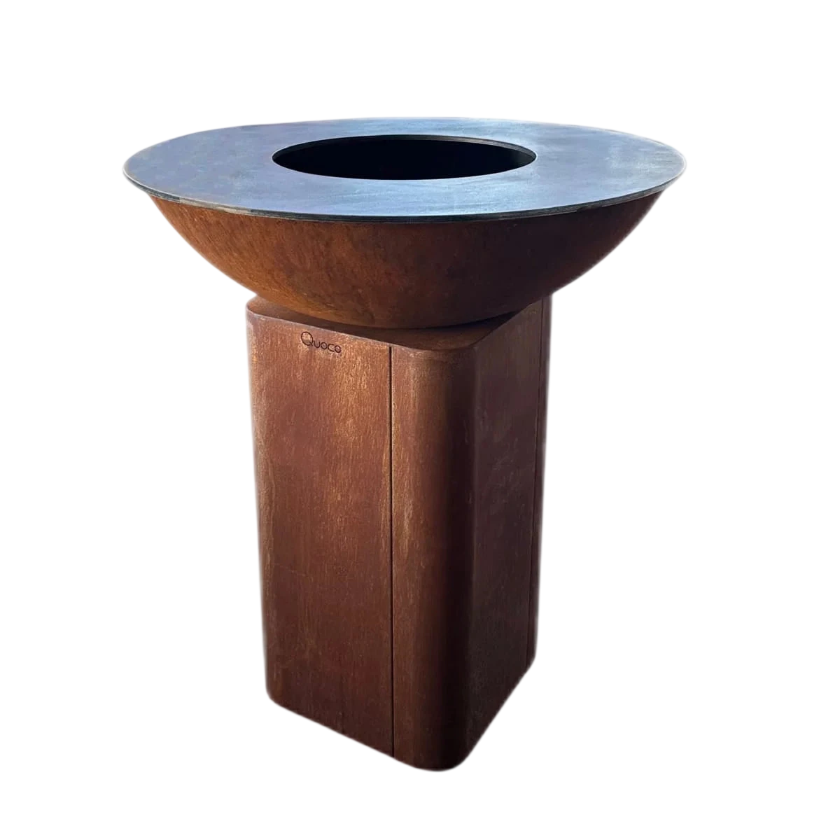 Foyer d’extérieur en forme de bol aux tons cuivrés rustiques avec un rebord en acier noir élégant, monté sur une base rectangulaire en bois robuste.