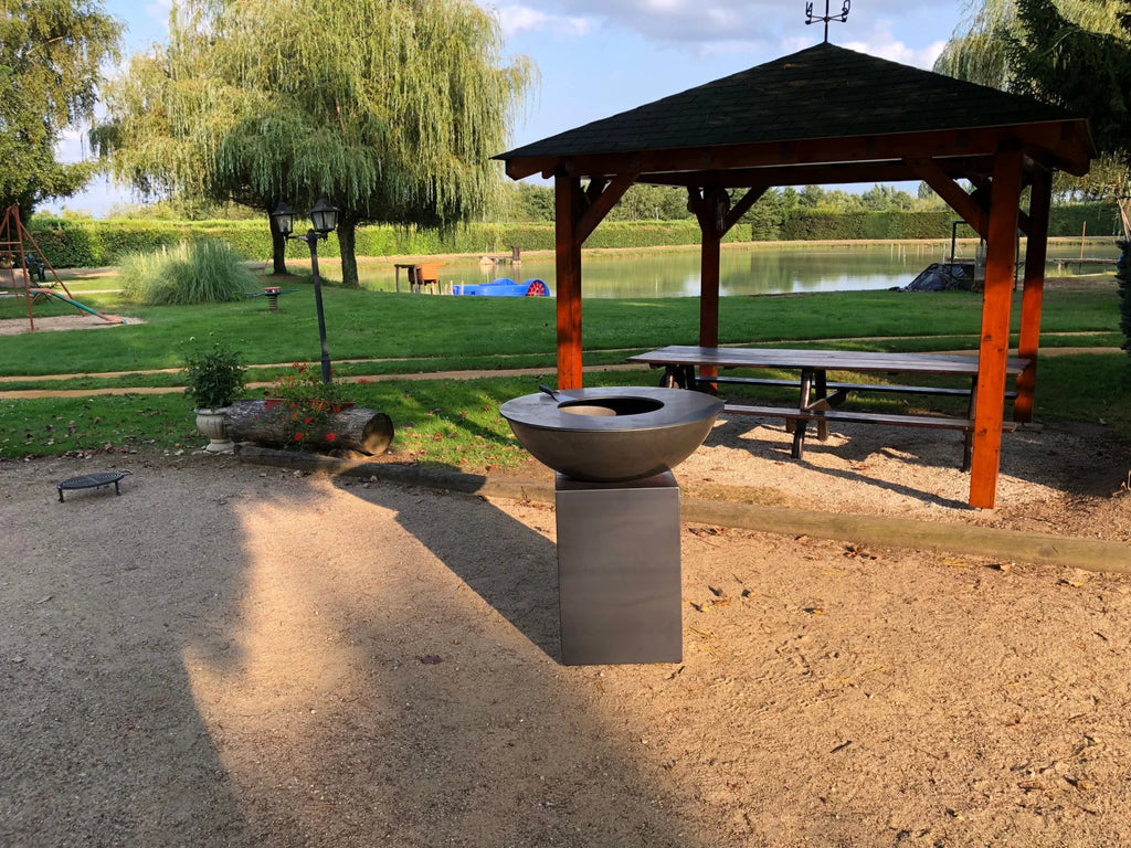 Bol en acier noir mat moderne pour foyer monté sur un piédestal carré assorti.