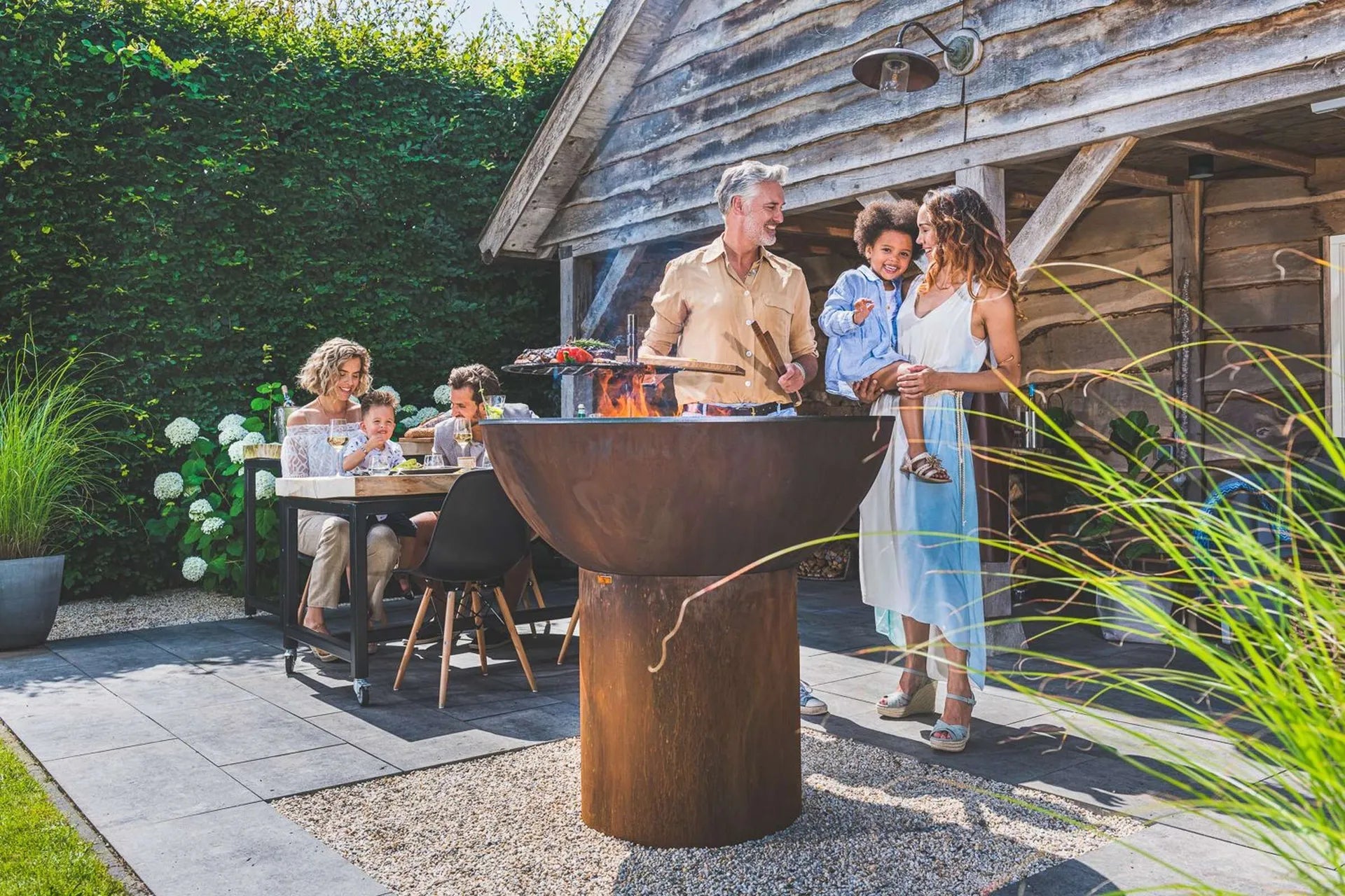 Une famille autour d'un brasero