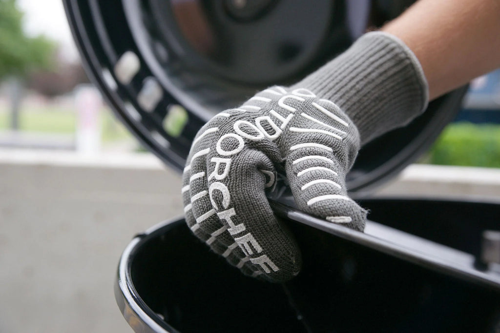 Gant de four gris anthracite avec texte et logo blancs, conçu pour la protection contre la chaleur.