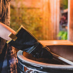 Botte en cuir noir avec boucle dorée et semelle blanche.