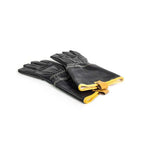 Gants en cuir noir avec des accents jaunes et un design de paume texturé.