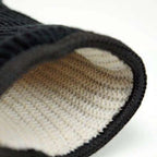 Gant de four texturé noir et blanc avec design de bord côtelé.