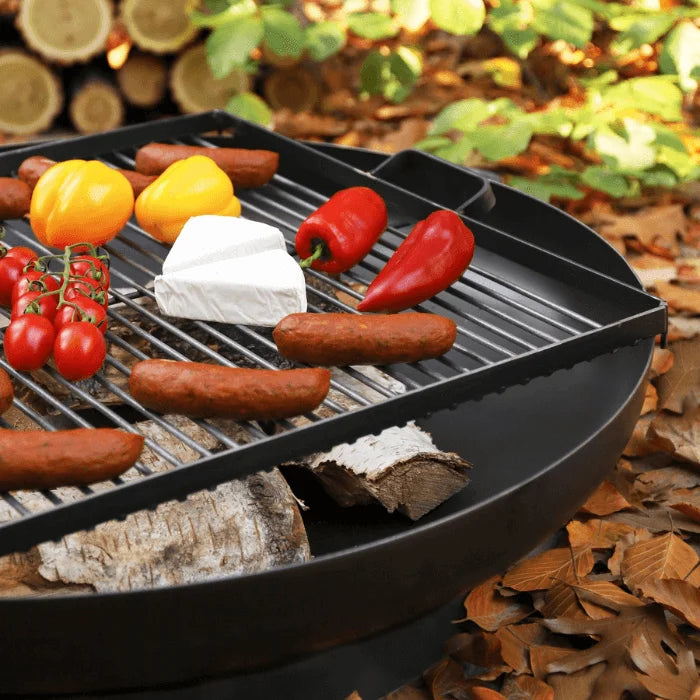 Grille acier noir 50x50 cm carrée avec saucisses, poivrons et fromage sur bûches
