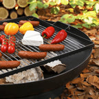 Grille acier noir 50x50 cm carrée avec saucisses, poivrons et fromage sur bûches