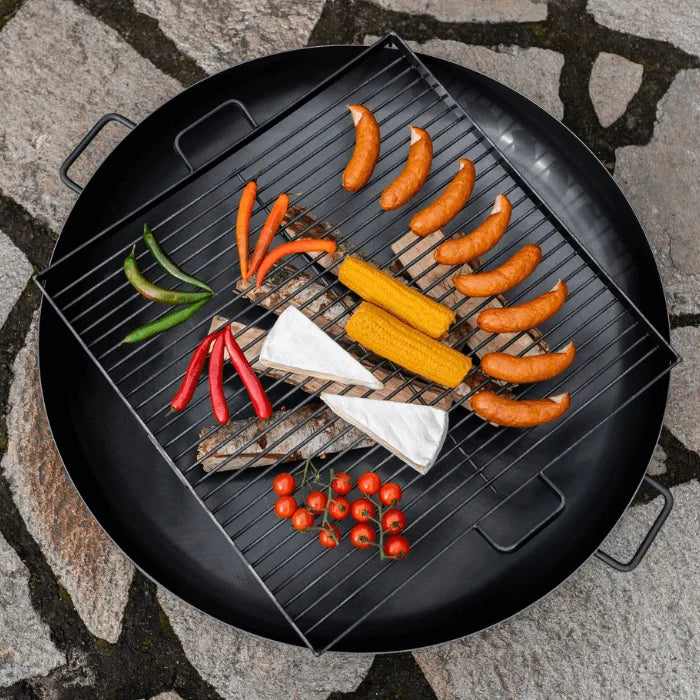 Grille acier noir 50x50 cm carrée avec saucisses, maïs et légumes