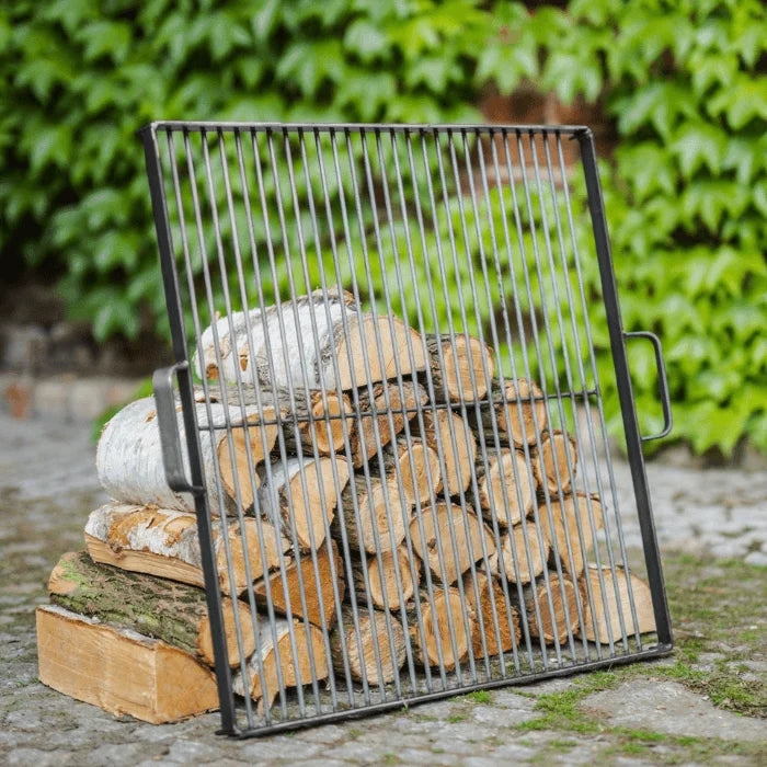 Grille acier noir 50x50 cm avec bûches de bois et barres verticales