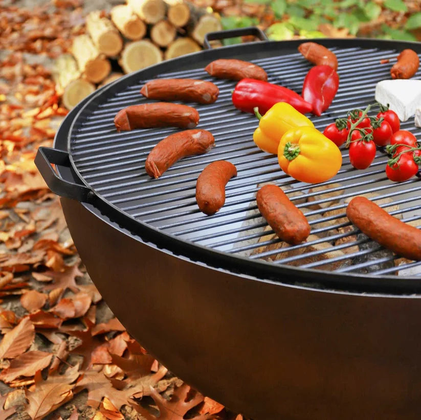 Barbecue au charbon avec grille et poignées noires, équipement de cuisson extérieur.