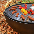Barbecue au charbon avec grille et poignées noires, équipement de cuisson extérieur.