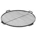 Grille ronde noire avec poignées et pieds pour la cuisson en extérieur.