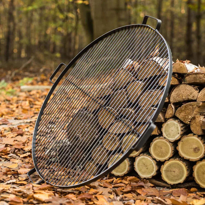 Gril rond noir avec grille en métal et poignées, probablement de la marque Weber.