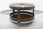 Foyer d’incendie en spirale noire avec grille métallique et base en bois.