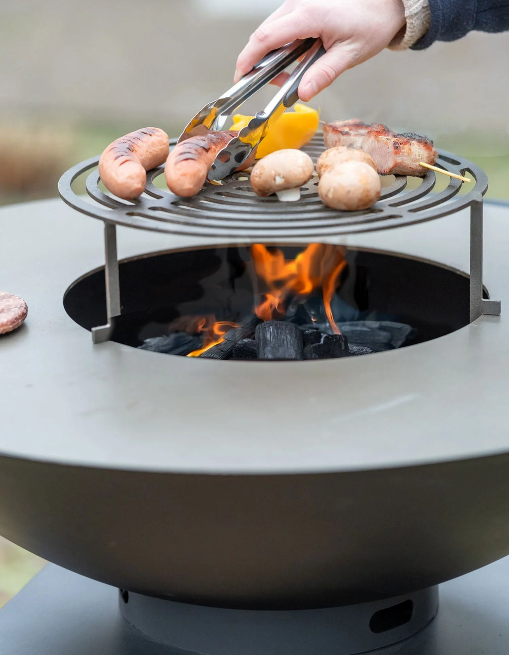 Plancha Onyx 80 : grille de cuisson acier ronde Ø80 cm avec flammes de charbon mat