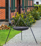 Mangeoire à oiseaux en métal noir avec chaînes et design à bol suspendu, adaptée à un usage extérieur.
