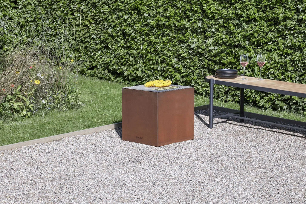 Boîte de plantation rectangulaire marron avec une surface texturée et un design minimaliste.