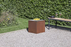 Boîte de plantation rectangulaire marron avec une surface texturée et un design minimaliste.