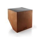 Haut-parleur cubique en bois brun avec grille noire et logo.