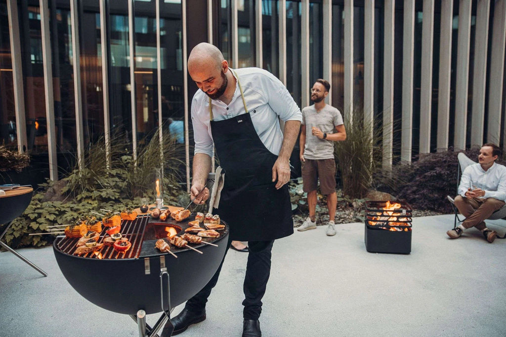 Barbecue au charbon avec accents noir et argent, marque Weber.