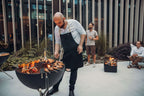 Barbecue au charbon avec accents noir et argent, marque Weber.