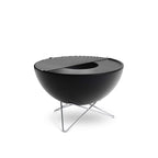 Barbecue grill noir en forme d’œuf avec des pieds en métal et un gril supérieur.