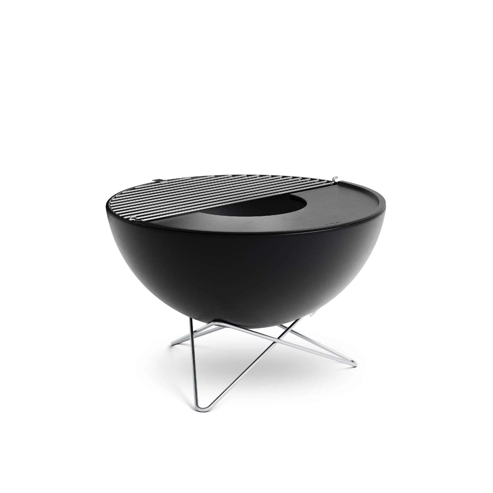 Barbecue grill noir en forme d’œuf avec des pieds en métal et un gril supérieur.
