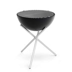 Barbecue au charbon rond noir avec trépied en argent, marque Weber.